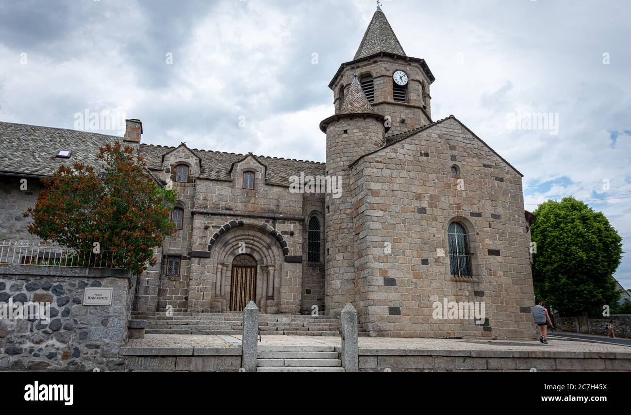 Église de Nasbinals avec randonneur sur la promenade saint-james , ciel nuageux skys , Lozère , France .. Banque D'Images