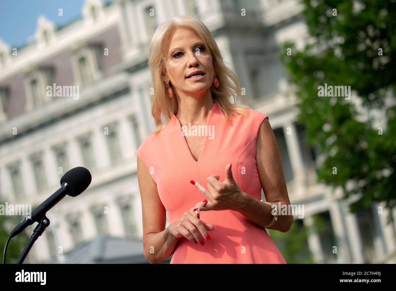 Washington, DC, États-Unis. 17 juillet 2020. La conseillère principale Kellyanne Conway s'adresse aux médias à l'extérieur de la Maison Blanche, à Washington, DC, États-Unis, le vendredi 17 juillet 2020. Credit: Stefani Reynolds/CNP | usage dans le monde crédit: dpa/Alay Live News Banque D'Images