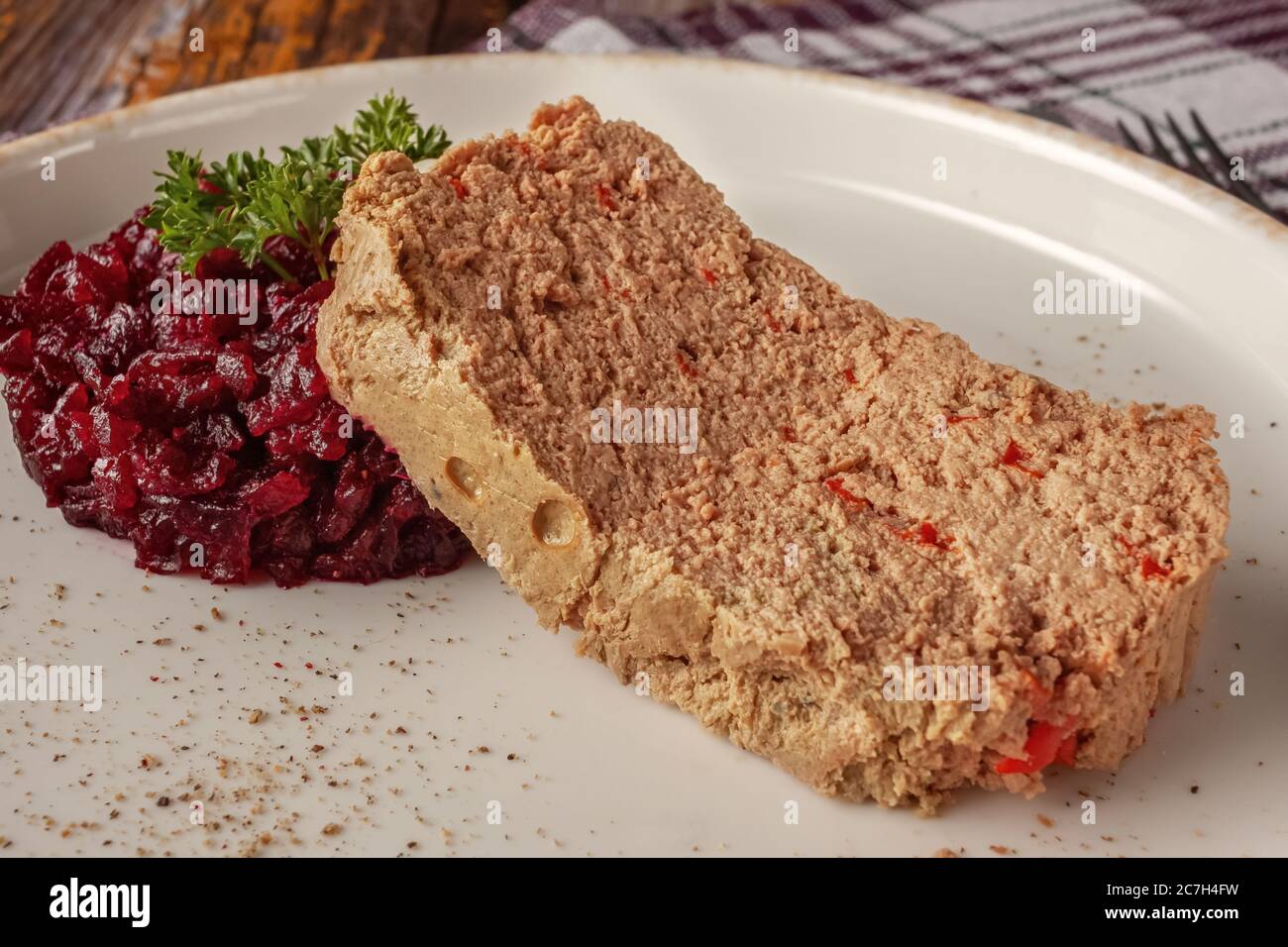 Terrine de poulet fraîche avec des confits de betteraves et du persil sur un plateau Banque D'Images