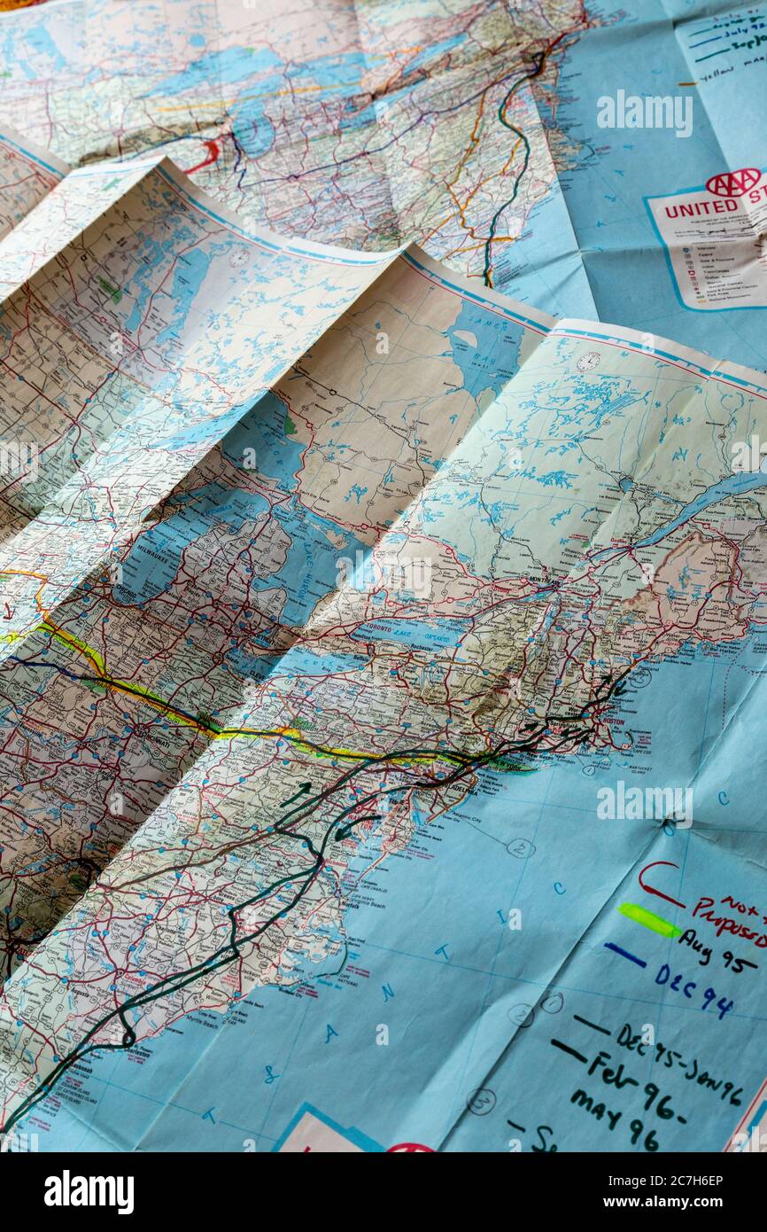 Pliage de la carte de voyage des États-Unis avec les itinéraires marqués Banque D'Images