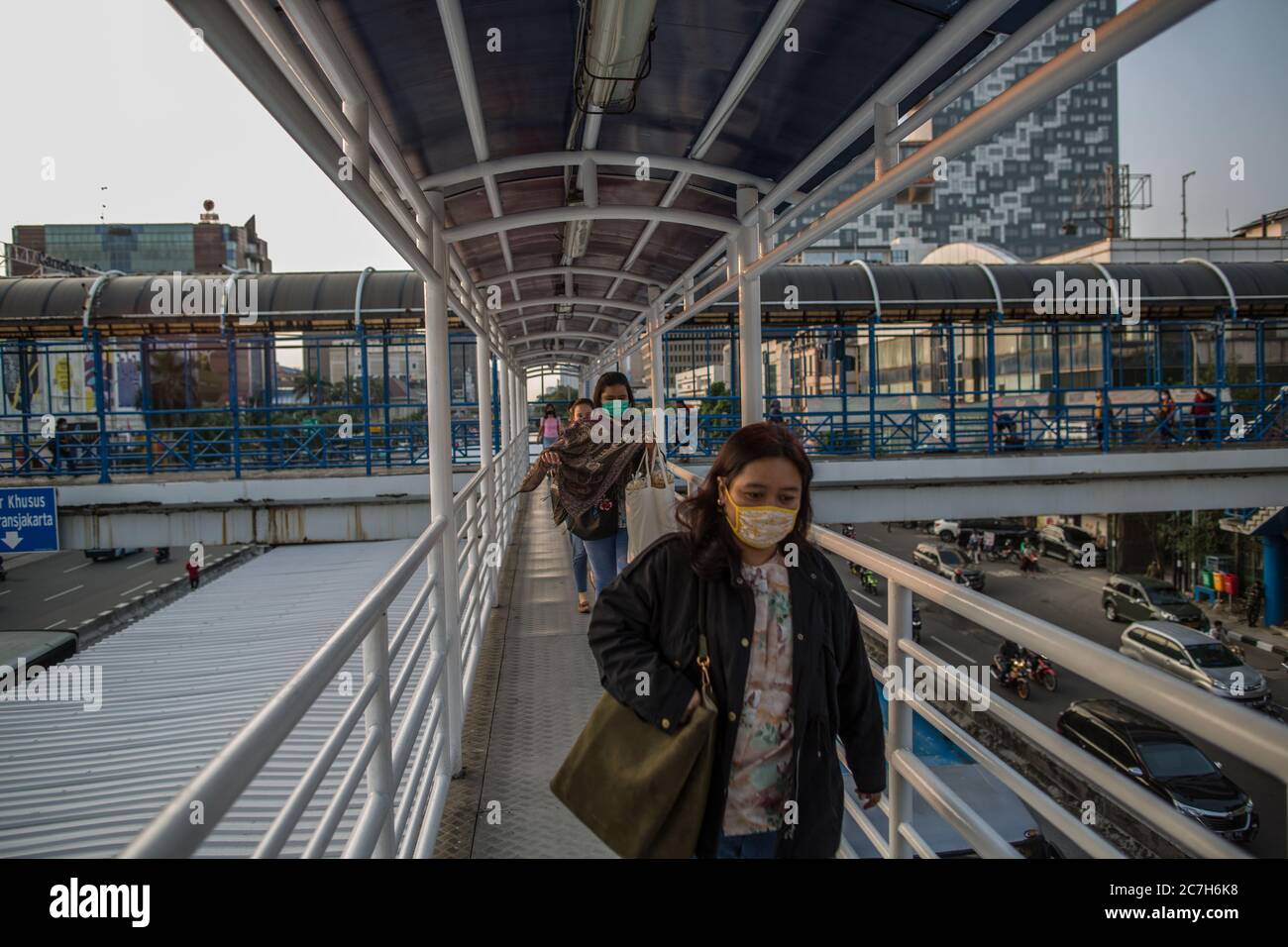 Jakarta, Jakarta, Indonésie. 17 juillet 2020. Les personnes portant un masque par mesure de précaution contre le nouveau coronavirus à la gare de l'Harmoni Central Busway à Jakarta, Indonésie, le 17 juillet 2020. Selon le responsable du ministère de la Santé, les cas de COVID-19 en Indonésie ont augmenté de 1,462 en un jour, pour atteindre 83,130, le nombre de décès s'ajoutant de 84 à 3,957. Au cours des 24 dernières heures, neuf provinces ont enregistré un nombre élevé de cas. Crédit: Afriadi Hikmal/ZUMA Wire/Alamy Live News Banque D'Images