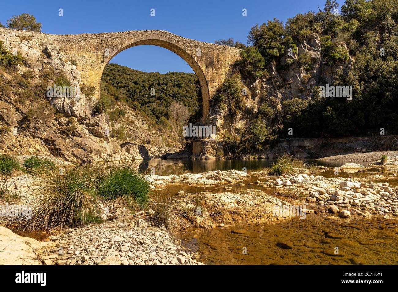 Europe, Espagne, Catalogne, province de Gérone, la Garrotxa, Montagut, Pont médiéval sur la Llierca Banque D'Images