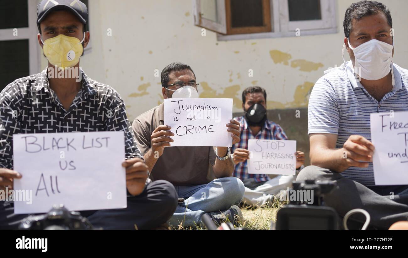 Srinagar, Inde. 17 juillet 2020. Les journalistes de Kashmiri affichent des pancartes lors d'une manifestation contre un Tehsildar à Tangmarg qui a arrêté un journaliste de photo pour couvrir une manifestation à quelque 36 kilomètres au nord de Srinagar, au Cachemire administré par l'Inde. Sajad Hamaed un journaliste de photo a été arrêté et agressé par un Tehsildar, lors d'une manifestation à Kunzer Town au nord de Srinagar le vendredi 17 juillet 2020. (Photo de Sajad Hameed/Pacific Press) crédit: Pacific Press Agency/Alay Live News Banque D'Images