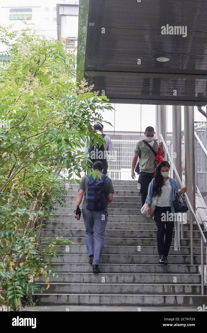 Tokyo, Japon. 17 juillet 2020. Les personnes portant un masque facial marchent dans les escaliers à Tokyo, au Japon, le 17 juillet 2020. Le gouvernement métropolitain de Tokyo a signalé vendredi un nouveau nombre record de 293 cas quotidiens de coronavirus. Crédit : du Xiaoyi/Xinhua/Alay Live News Banque D'Images