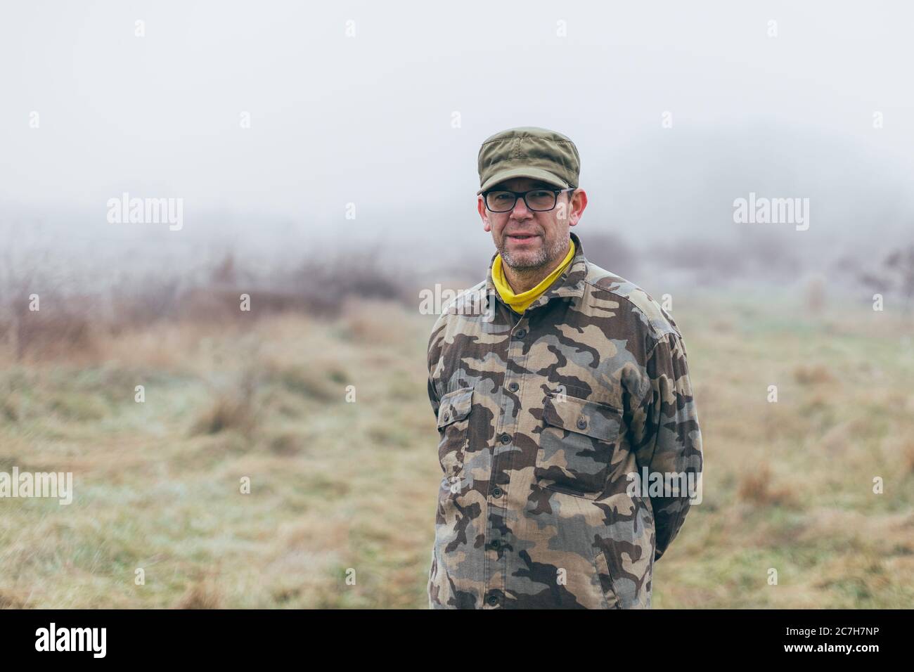 soldat expérimenté debout sur le terrain Banque D'Images