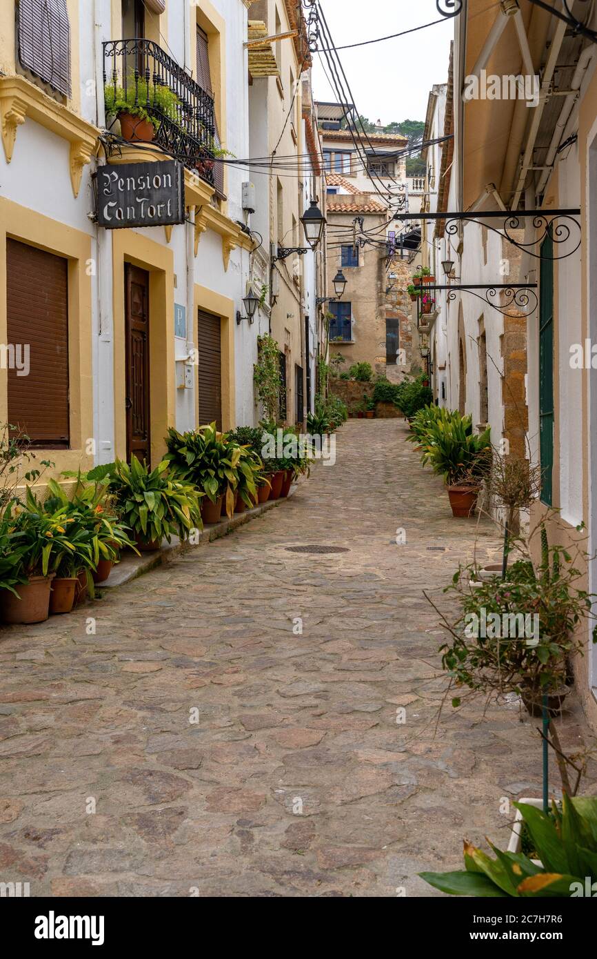 Europe, Espagne, Catalogne, province de Gerona, la Selva, Tossa de Mar, rue étroite dans la vieille ville de Tossa de Mar Banque D'Images