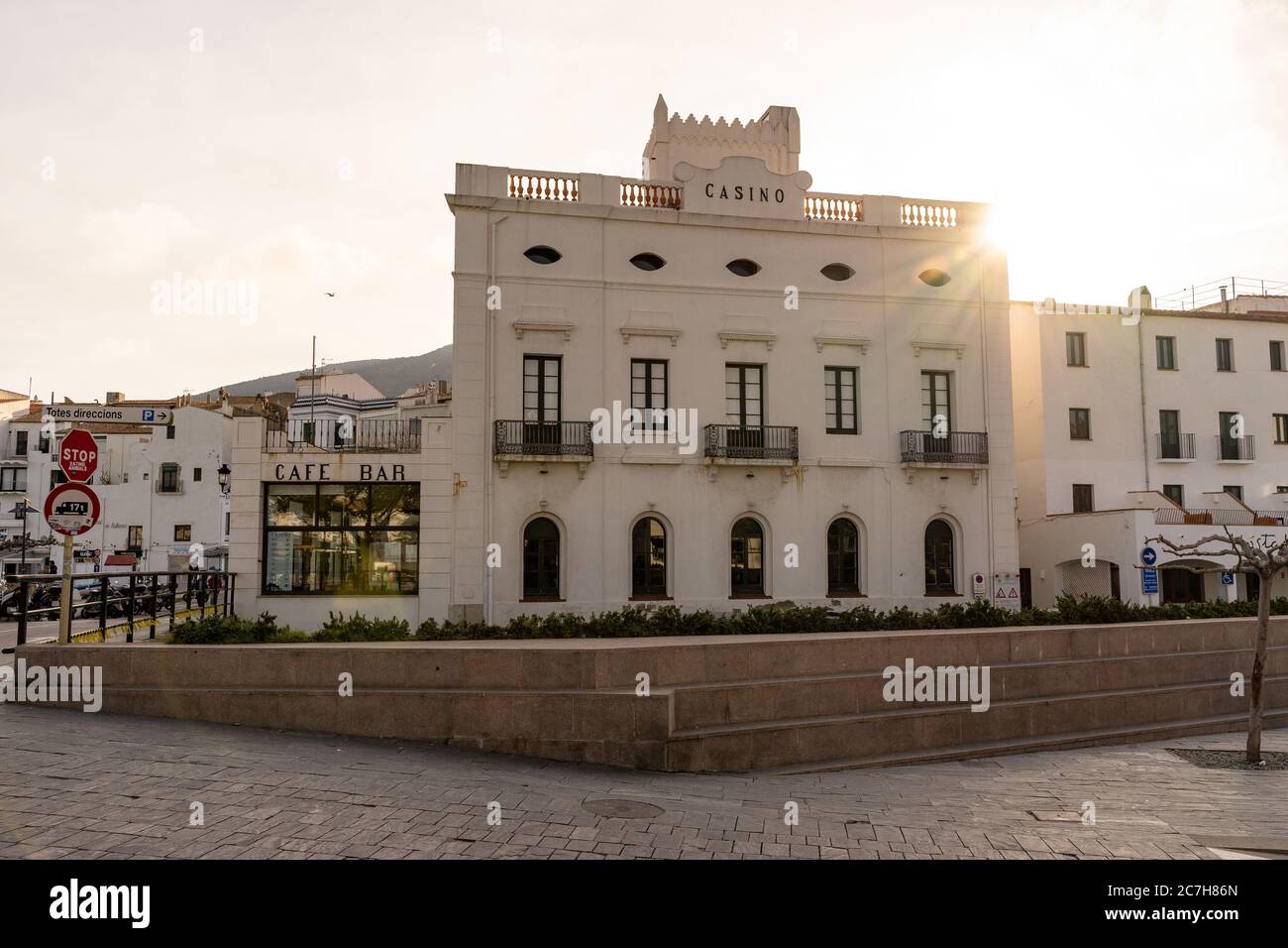 Europe, Espagne, Catalogne, Gérone, Alt Empordà, Cadaqués, scène de rue à Cadaqués au coucher du soleil Banque D'Images
