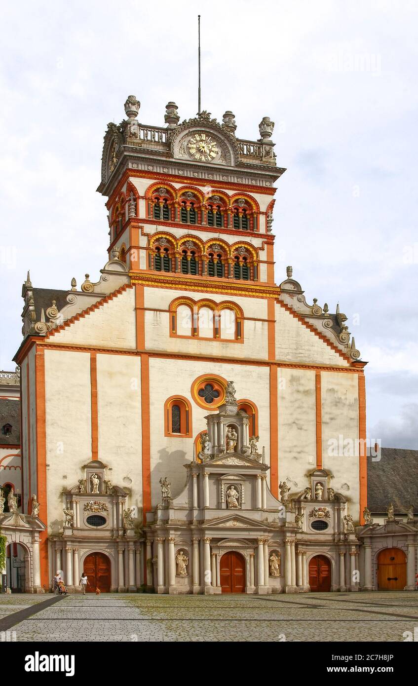 Abbaye Saint-Matthias ; façade inférieure baroque, 1718, tour supérieure romane, extérieur de l'église ornée, statues, arches, catholique, ancien bâtiment religieux, cobbl Banque D'Images