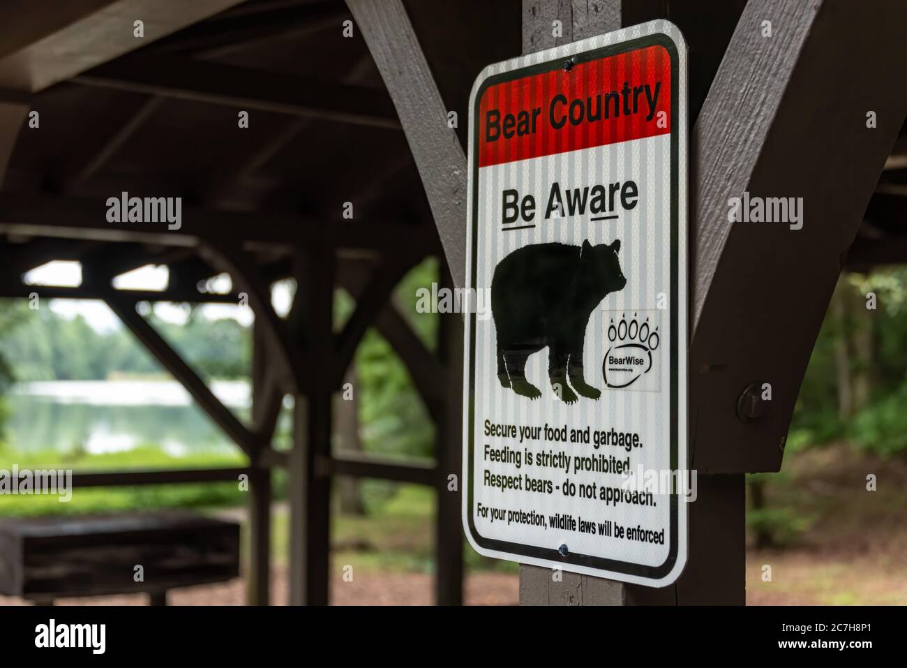 Porter un panneau d'avertissement à un abri de pique-nique au bord du lac dans les montagnes de Géorgie du Nord au parc national de Vogel. (ÉTATS-UNIS) Banque D'Images