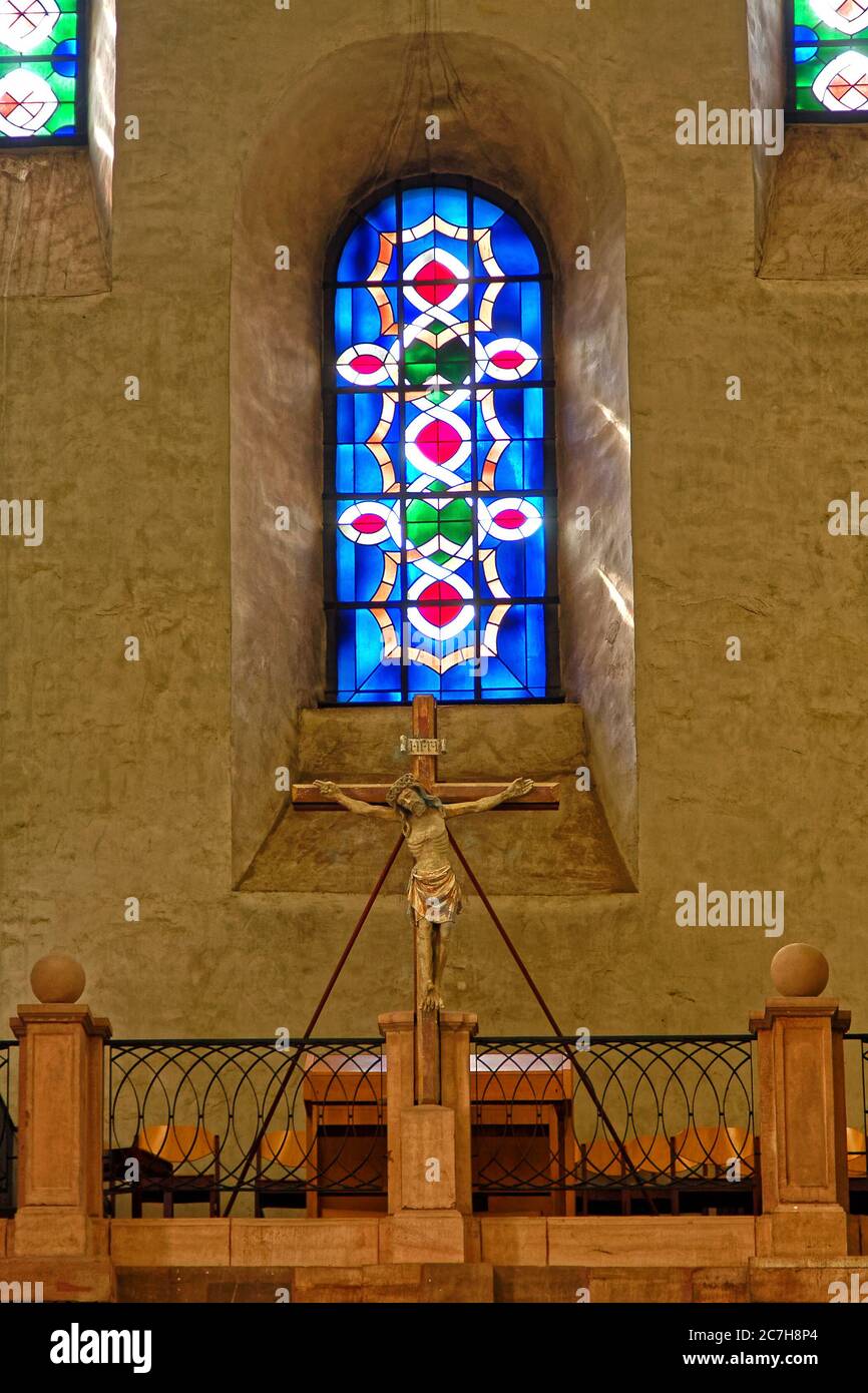 Cruicifix; vitraux encastrés; balustrade métallique; ancien bâtiment religieux; lumière tamisée, abbaye Saint-Matthias; XIIe siècle; église catholique; UE Banque D'Images