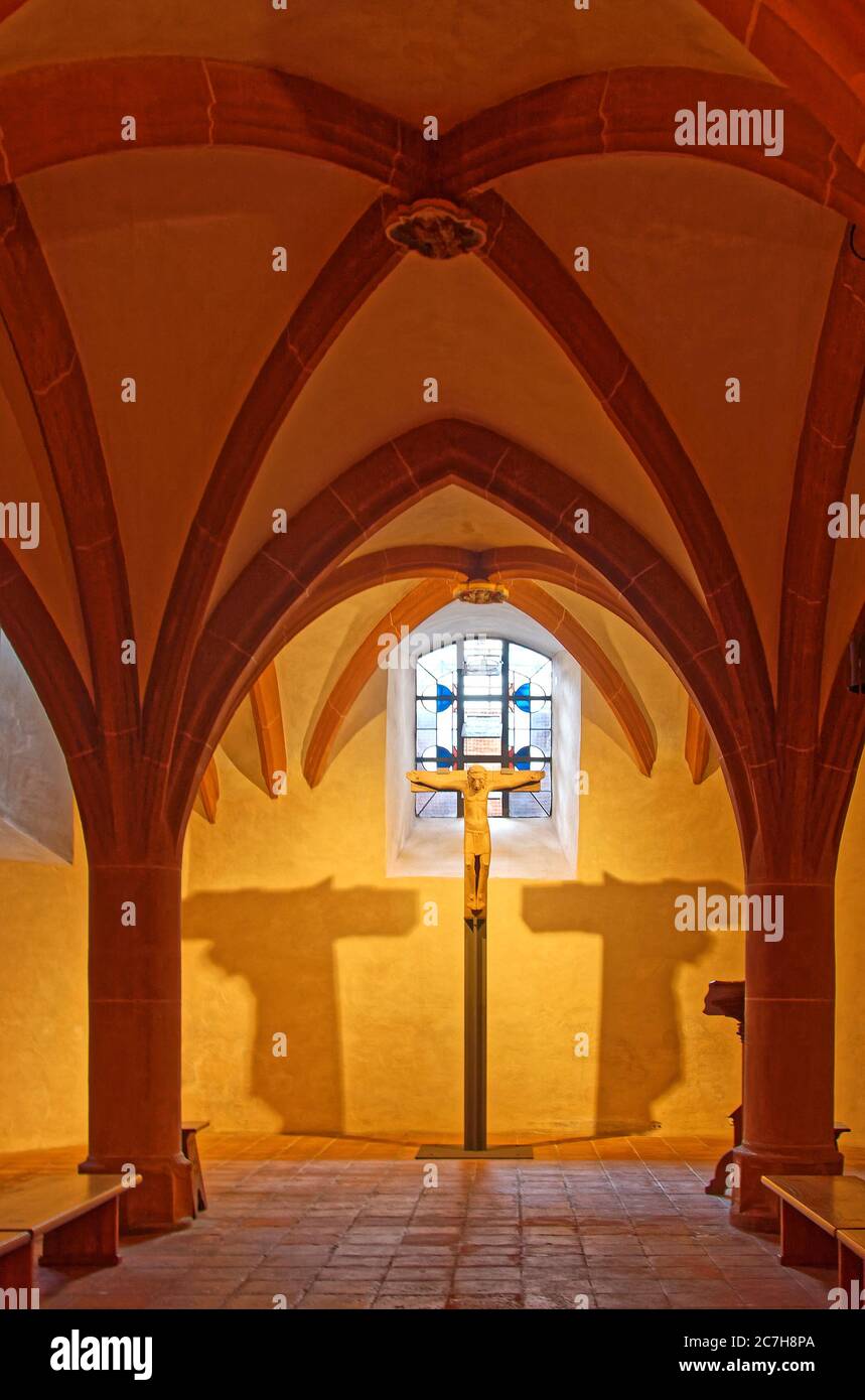 Crypte, crucifix, double ombre, arches gothiques, plaine, vitraux, abbaye Saint-Matthias; ancien bâtiment religieux; lumière tamisée, XIIe siècle; Banque D'Images