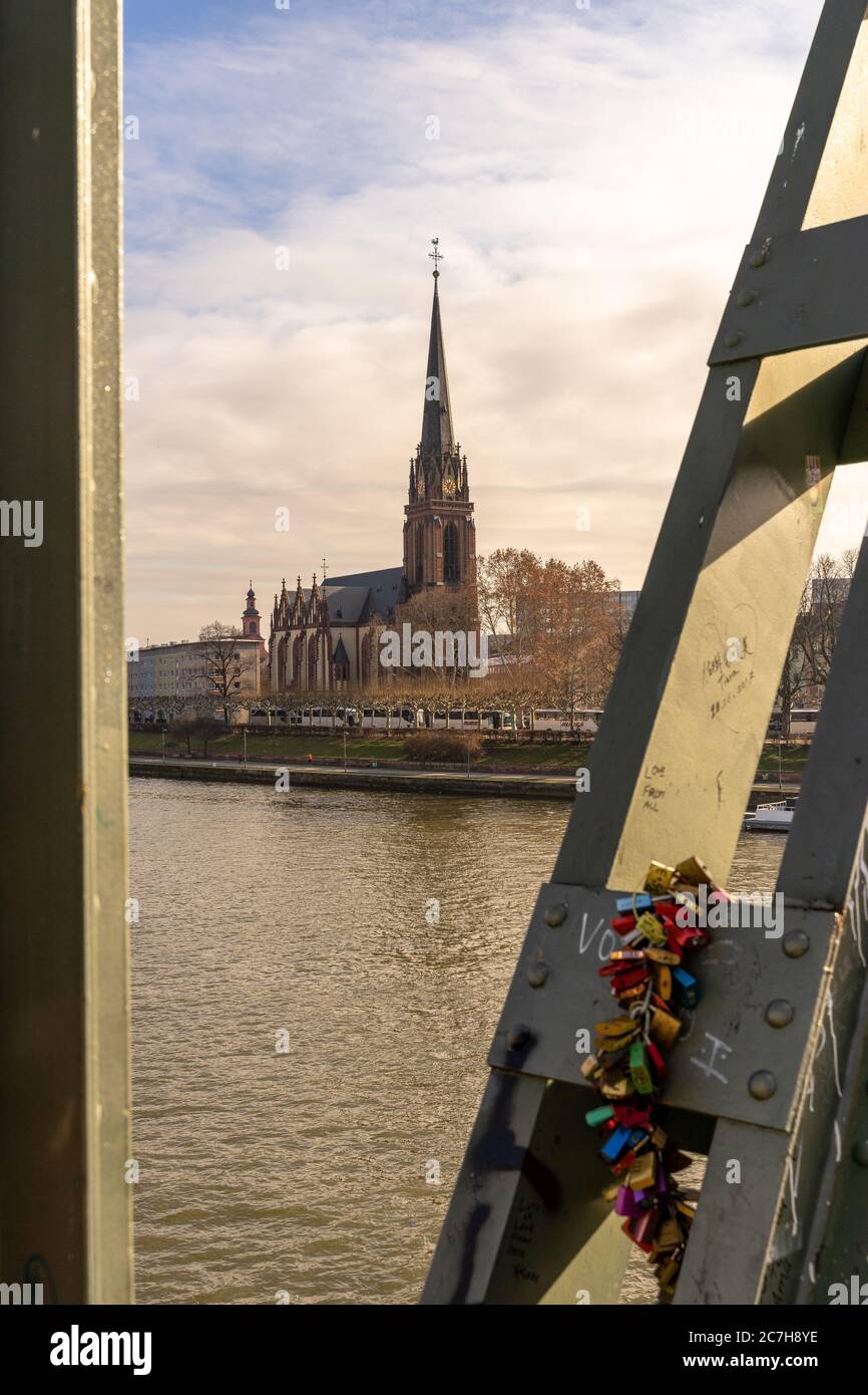 Europe, Allemagne, Hesse, Francfort, vue de l'Eiserner Steg à la Dreikönigskirche Banque D'Images