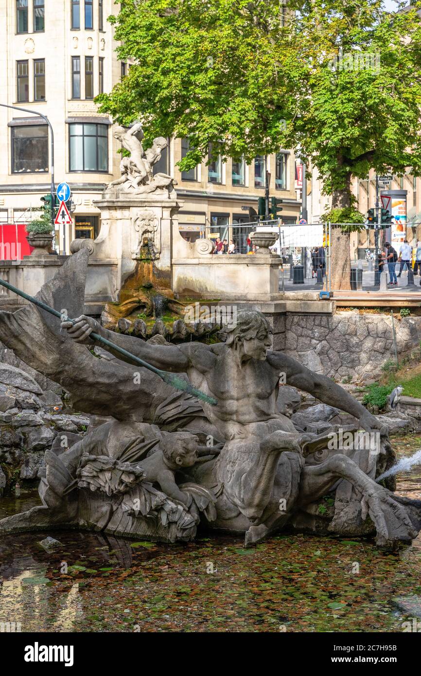 Europe, Allemagne, Rhénanie-du-Nord-Westphalie, Düsseldorf, centre-ville, Königsallee, Tritonenbrunnen dans la Düsseldorfer Königsallee Banque D'Images