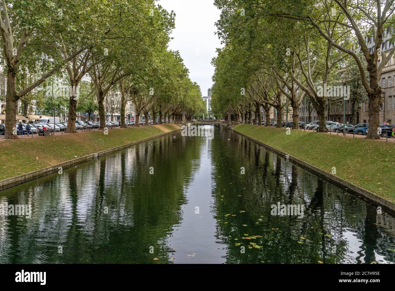 Europe, Allemagne, Rhénanie-du-Nord-Westphalie, Düsseldorf, centre-ville, Koenigsallee, Stadtgraben dans la Koenigsallee de Düsseldorf Banque D'Images