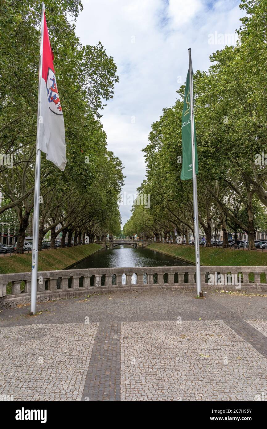 Europe, Allemagne, Rhénanie-du-Nord-Westphalie, Düsseldorf, centre-ville, Koenigsallee, vue sur la douve dans la Koenigsallee de Düsseldorf Banque D'Images