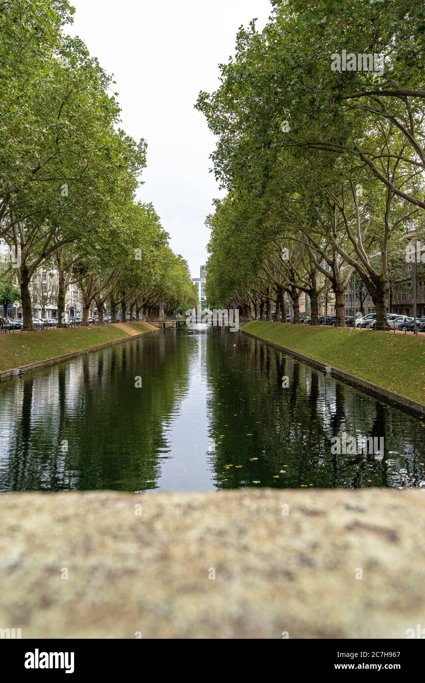Europe, Allemagne, Rhénanie-du-Nord-Westphalie, Düsseldorf, centre-ville, Koenigsallee, vue sur la douve dans la Koenigsallee de Düsseldorf Banque D'Images