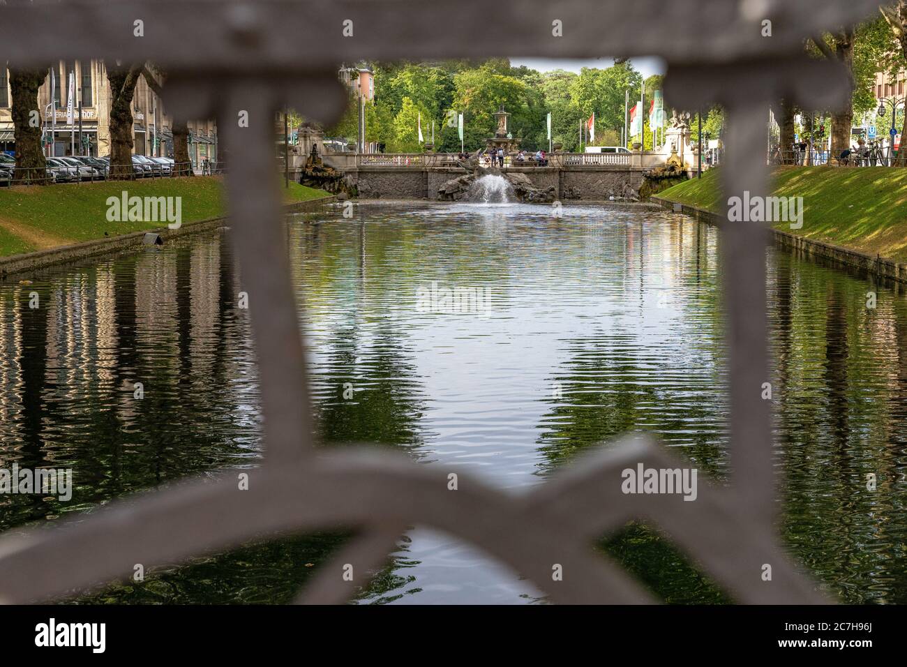 Europe, Allemagne, Rhénanie-du-Nord-Westphalie, Düsseldorf, centre-ville, Koenigsallee, vue sur le Tritonenbrunnen dans la Koenigsallee de Düsseldorf Banque D'Images