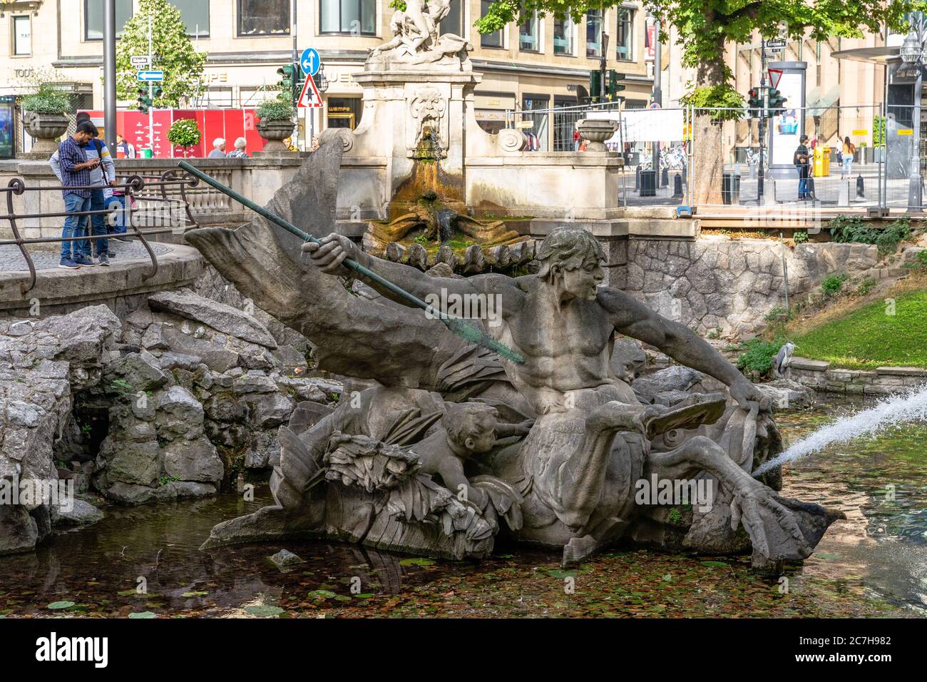 Europe, Allemagne, Rhénanie-du-Nord-Westphalie, Düsseldorf, centre-ville, Königsallee, Tritonenbrunnen dans la Königsallee Banque D'Images