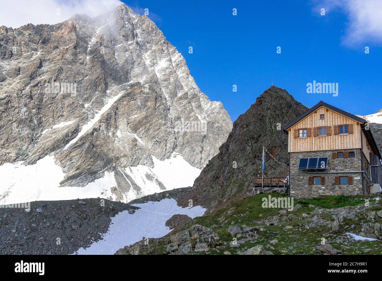 Europe, Autriche, Tyrol, Alpes de l'Ötztal, Pitztal, Plangeross, vue sur la Kaunergrathütte à côté de l'imposant Watzespitze Banque D'Images