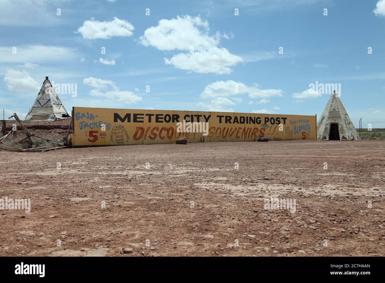 Deux répliques Teepees se trouvent sur les ruines de Meteor City Trading Post, Arizona, Amérique, USA - route 66 2015 Banque D'Images