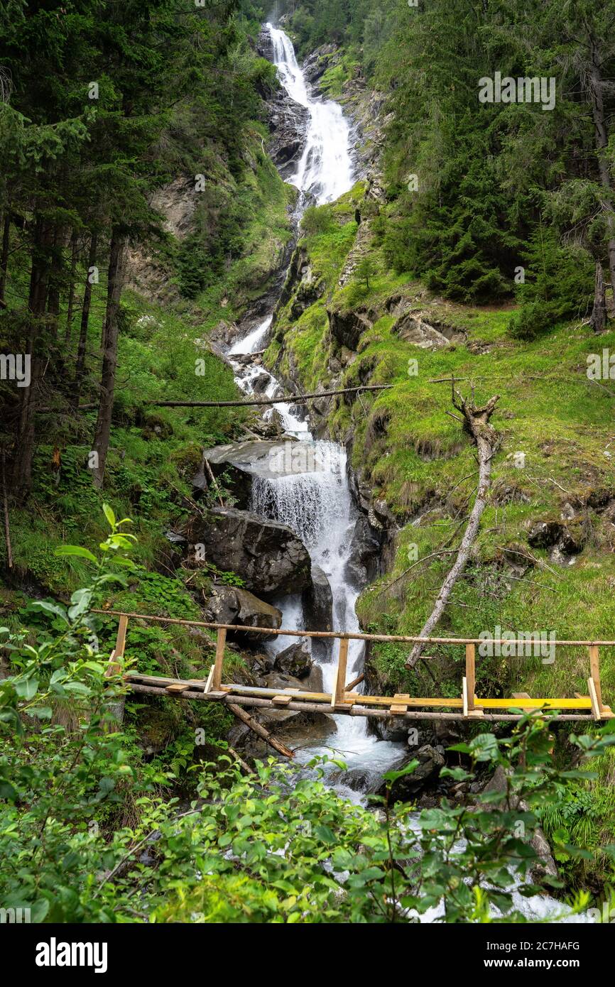 Europe, Autriche, Tyrol, Alpes de l'Ötztal, Ötztal, Umhausen, chute d'eau de Tumpener sur le chemin de l'Armelenhütte Banque D'Images