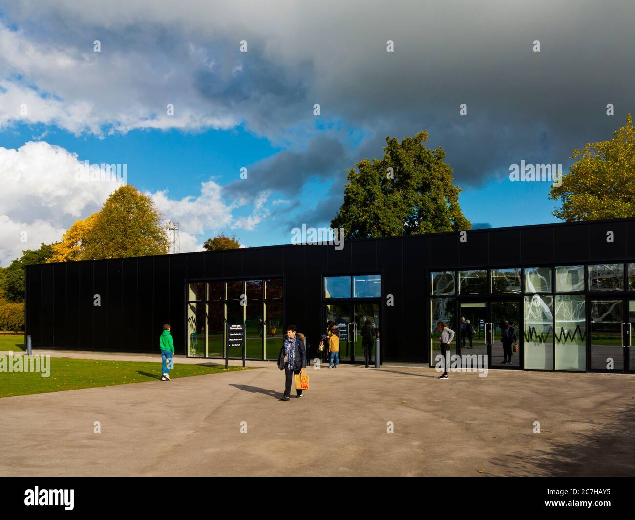 Le centre d'accueil du radiotélescope Lovell à la Jodrell Bank à Cheshire, Angleterre, conçu par les architectes Feilden Clegg Bradley Studios LLP, 2011 Banque D'Images