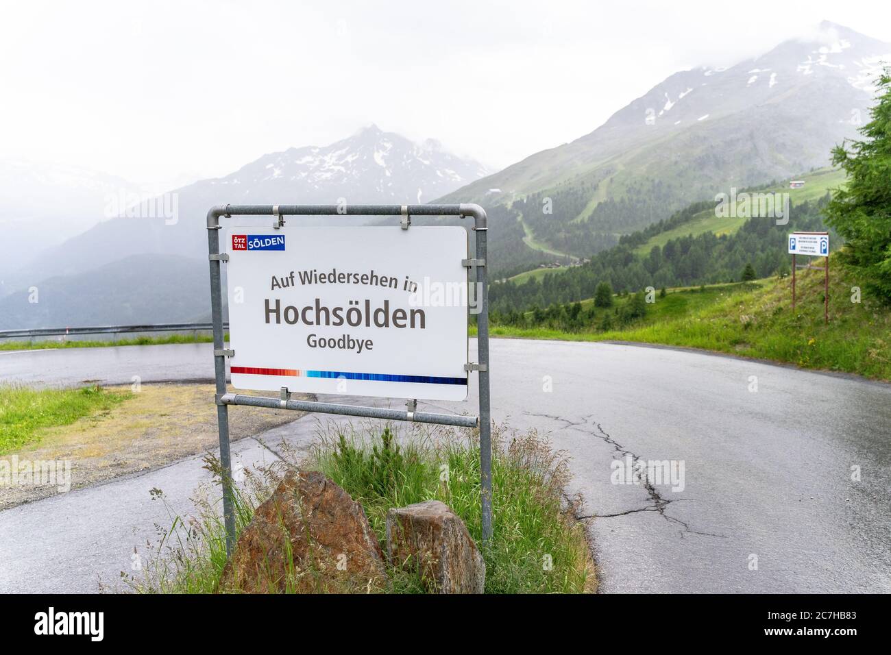 Europe, Autriche, Tyrol, Alpes de l'Ötztal, Ötztal, signe de la ville de Hochsölden lors d'une journée pluvieux d'été Banque D'Images
