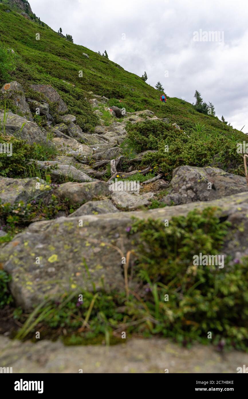 Europe, Autriche, Tyrol, Alpes de l'Ötztal, Ötztal, randonneurs montant un chemin de montagne rocailleux Banque D'Images