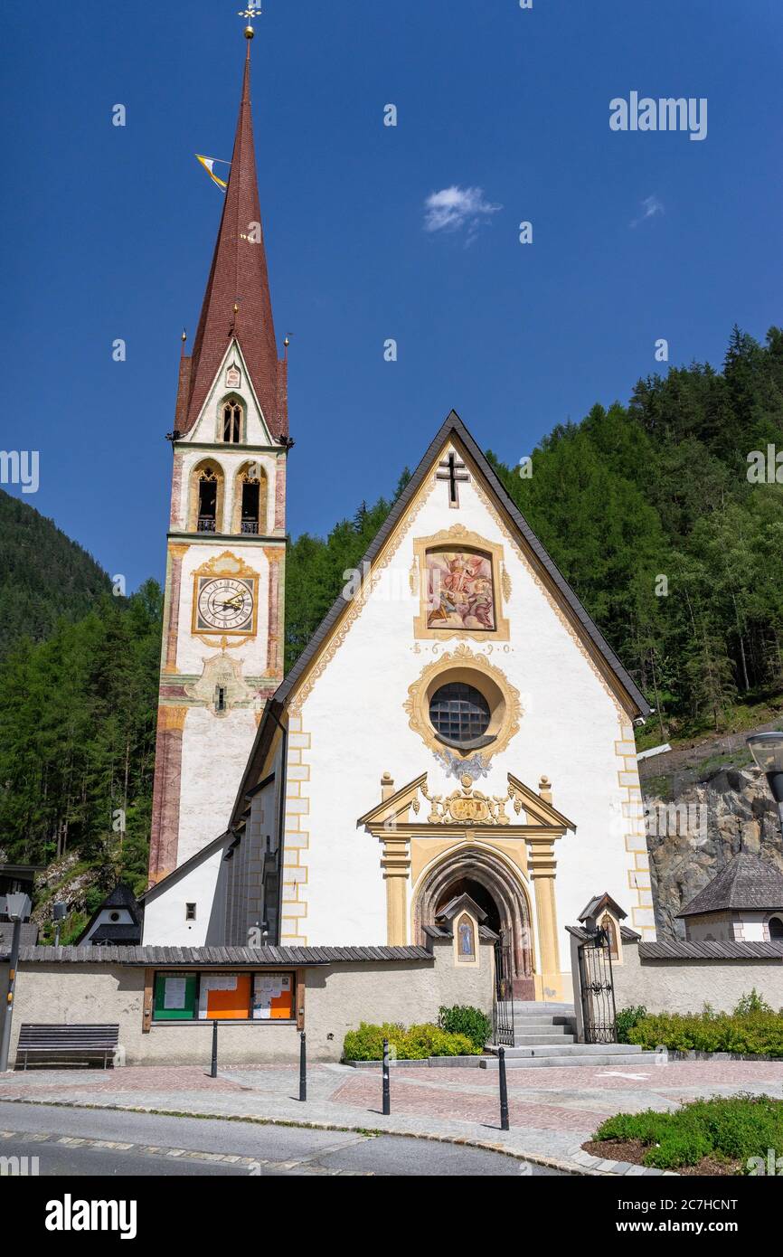 Europe, Autriche, Tyrol, Alpes de l'Ötztal, Ötztal, vue sur l'église paroissiale Längenfeld Banque D'Images
