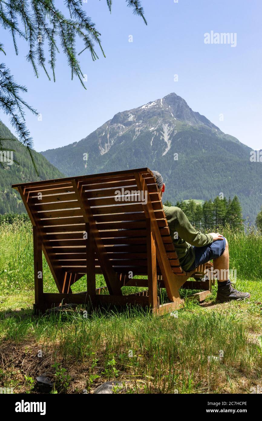 Europe, Autriche, Tyrol, Alpes de l'Ötztal, Ötztal, randonneurs sur un banc avec vue sur le Gamskogel Banque D'Images