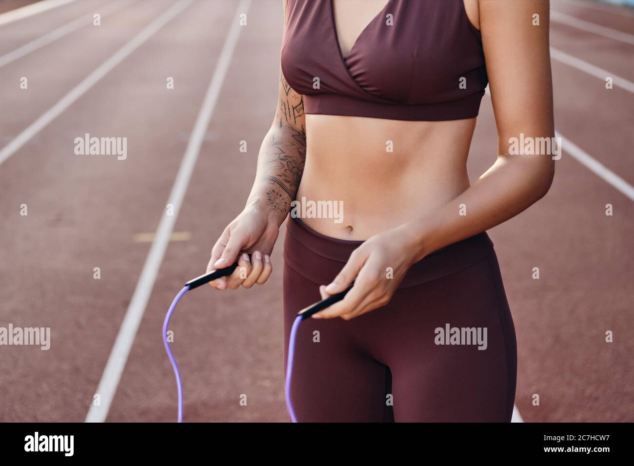 Gros plan sur une fille sportive dans un vêtement de sport élégant avec  saut en corde sur le stade Photo Stock - Alamy
