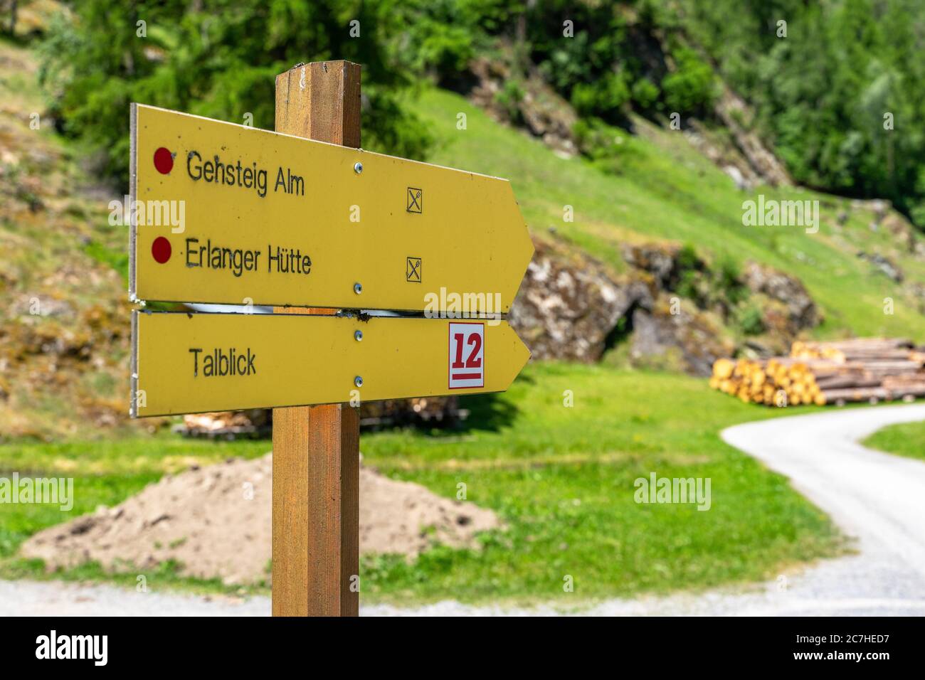 Europe, Autriche, Tyrol, Alpes de l'Ötztal, Ötztal, panneau de l'Ötztaler Urweg sur une route forestière près d'Umhausen Banque D'Images