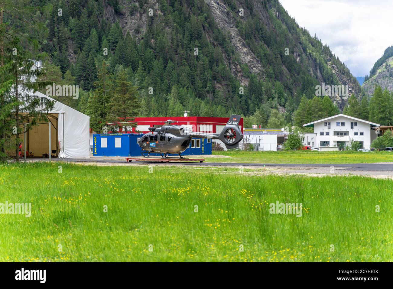 Europe, Autriche, Tyrol, Alpes de l'Ötztal, Ötztal, hélicoptère sur l'héliport de Huben dans l'Ötztal Banque D'Images