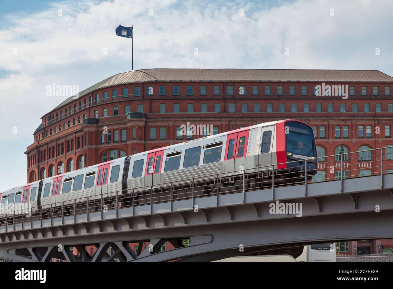 Hambourg, Allemagne - juin 30 2019 : métro de la Hamburger Hochbahn AG passant sur un pont près de la rivière. Banque D'Images