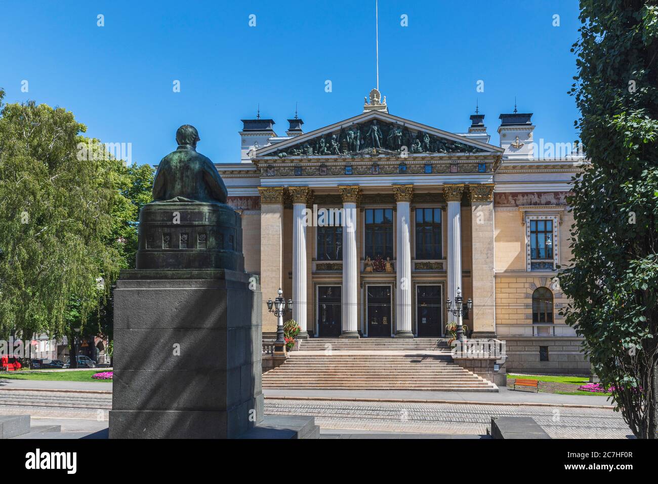 La statue de bronze est en train de voir le bâtiment historique du gouvernement au centre-ville d'Helsinki Banque D'Images