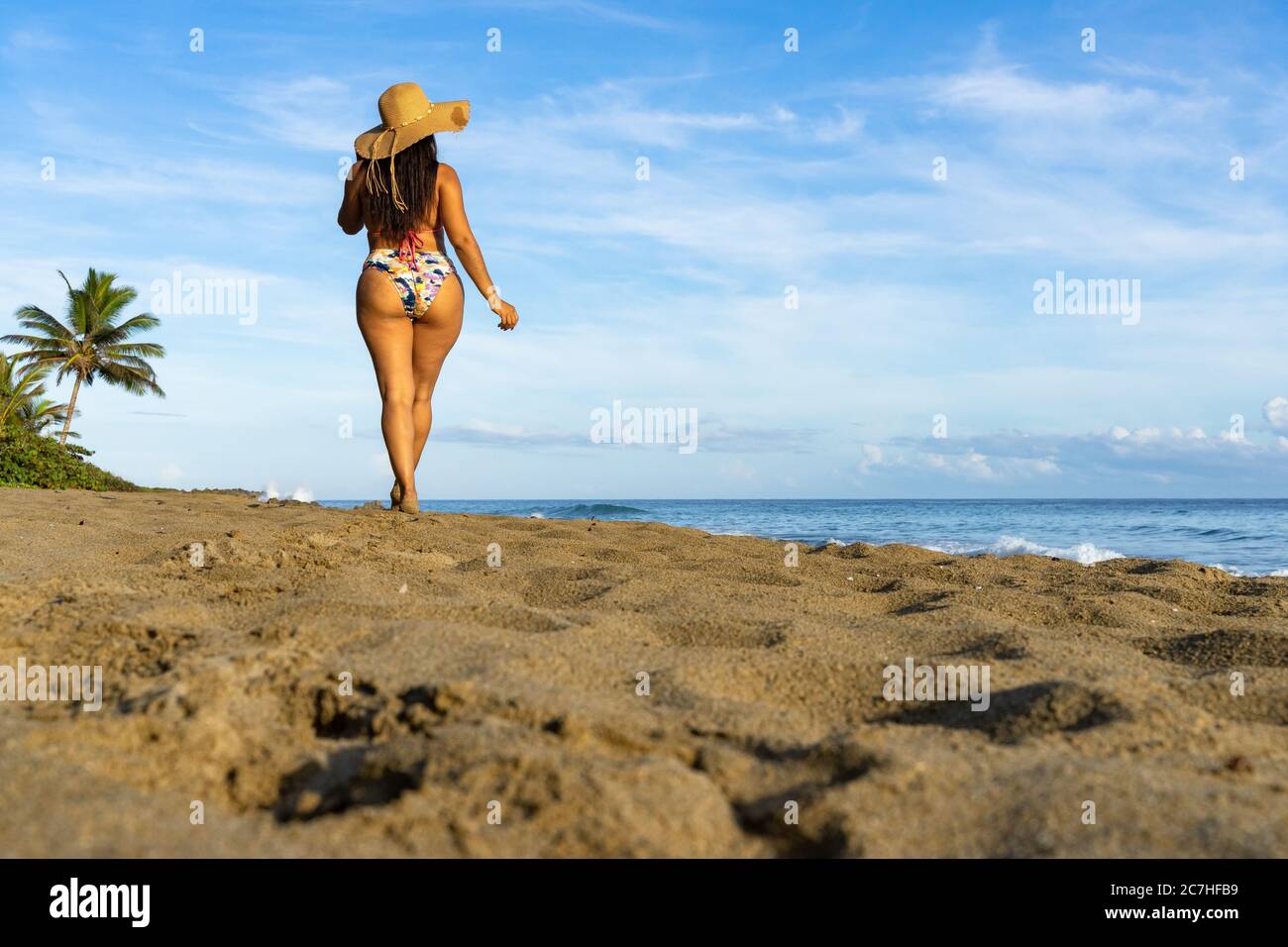 Amérique, Caraïbes, grandes Antilles, République dominicaine, Cabarete, femme se baladent le long de la plage du Natura Cabana Boutique Hotel & Spa Banque D'Images