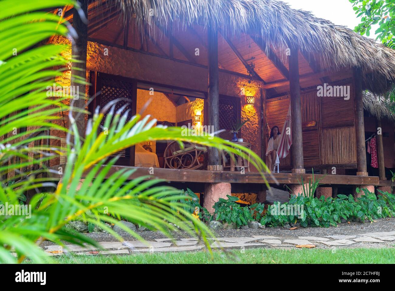 Amérique, Caraïbes, grandes Antilles, République dominicaine, Cabarete, femme assise sur la terrasse de son bungalow dans le Natura Cabana Boutique Hotel & Spa Banque D'Images