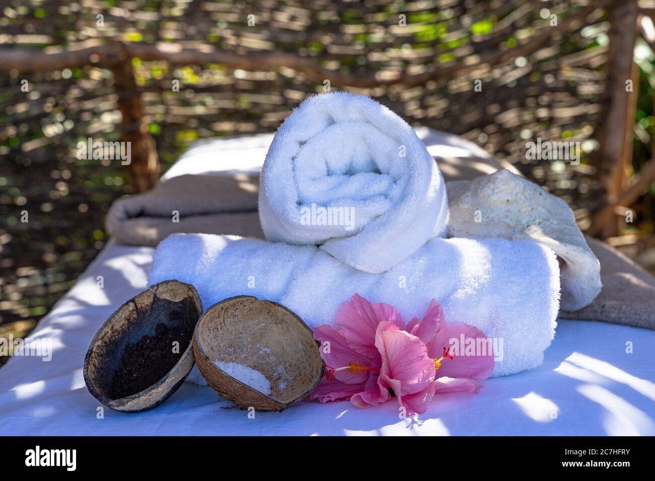 Amérique, Caraïbes, grandes Antilles, République dominicaine, Cabarete, décoration sur table de massage sur la plage au Natura Cabana Boutique Hotel & Spa Banque D'Images