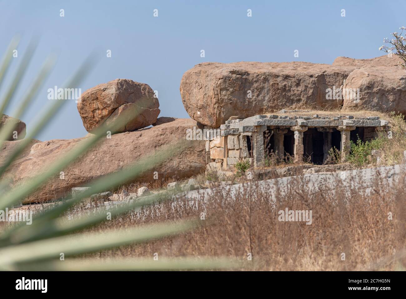 De grandes roches avec des ruines dans un paysage sec Banque D'Images