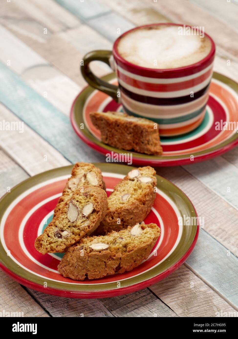 Cappuccino avec biscuits aux amandes cantucci. Banque D'Images