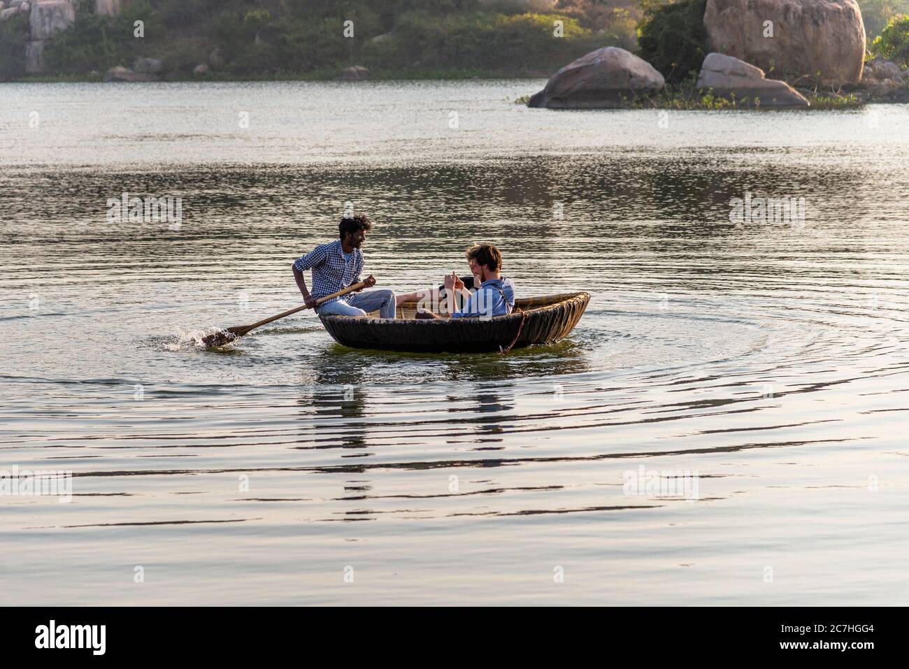 Coracle rangées avec des passagers au-dessus du réservoir Banque D'Images