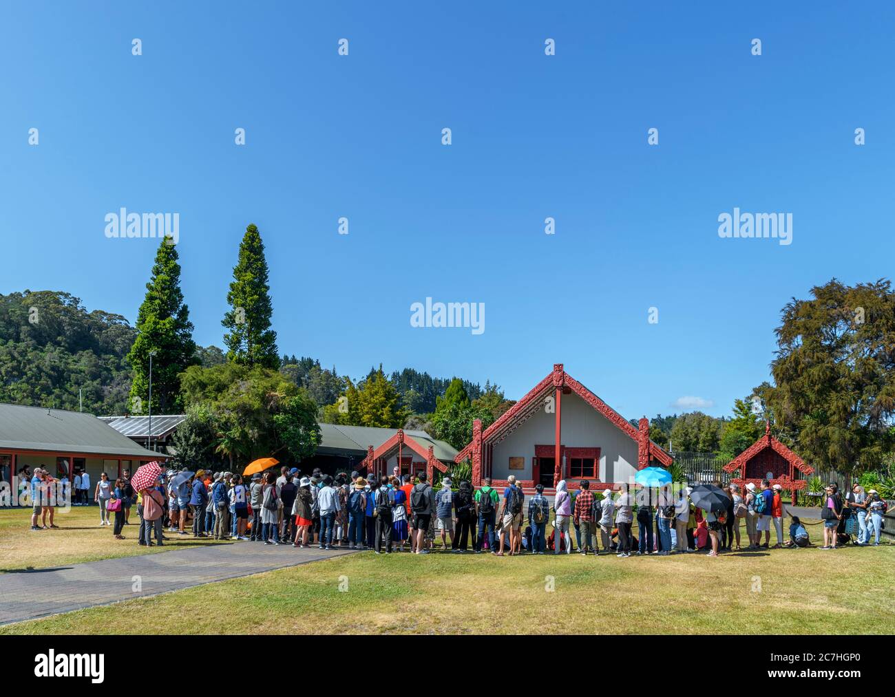 Visiteurs regardant un exposé à te Puia, Rotorua, Nouvelle-Zélande Banque D'Images