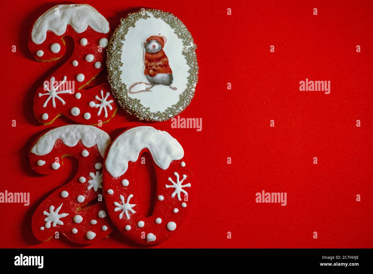 Joyeux Noël et joyeux nouvel an 2020, petits gâteaux de pain d'épice de Noël sur fond rouge Banque D'Images