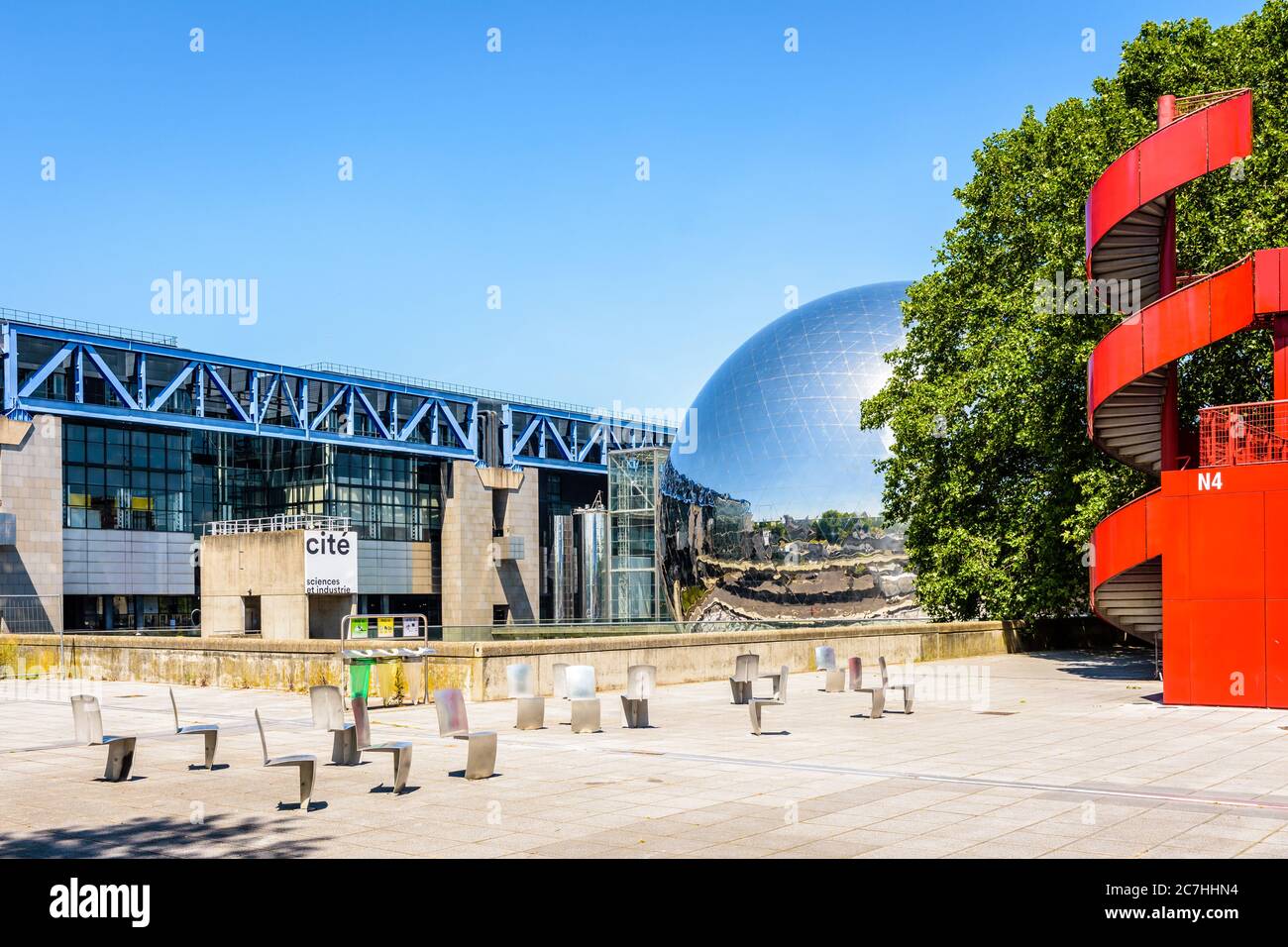 Le bâtiment Cité des Sciences et de l'Industrie, musée des Sciences, avec théâtre sphérique la Geode situé dans le Parc de la Villette à Paris, France. Banque D'Images