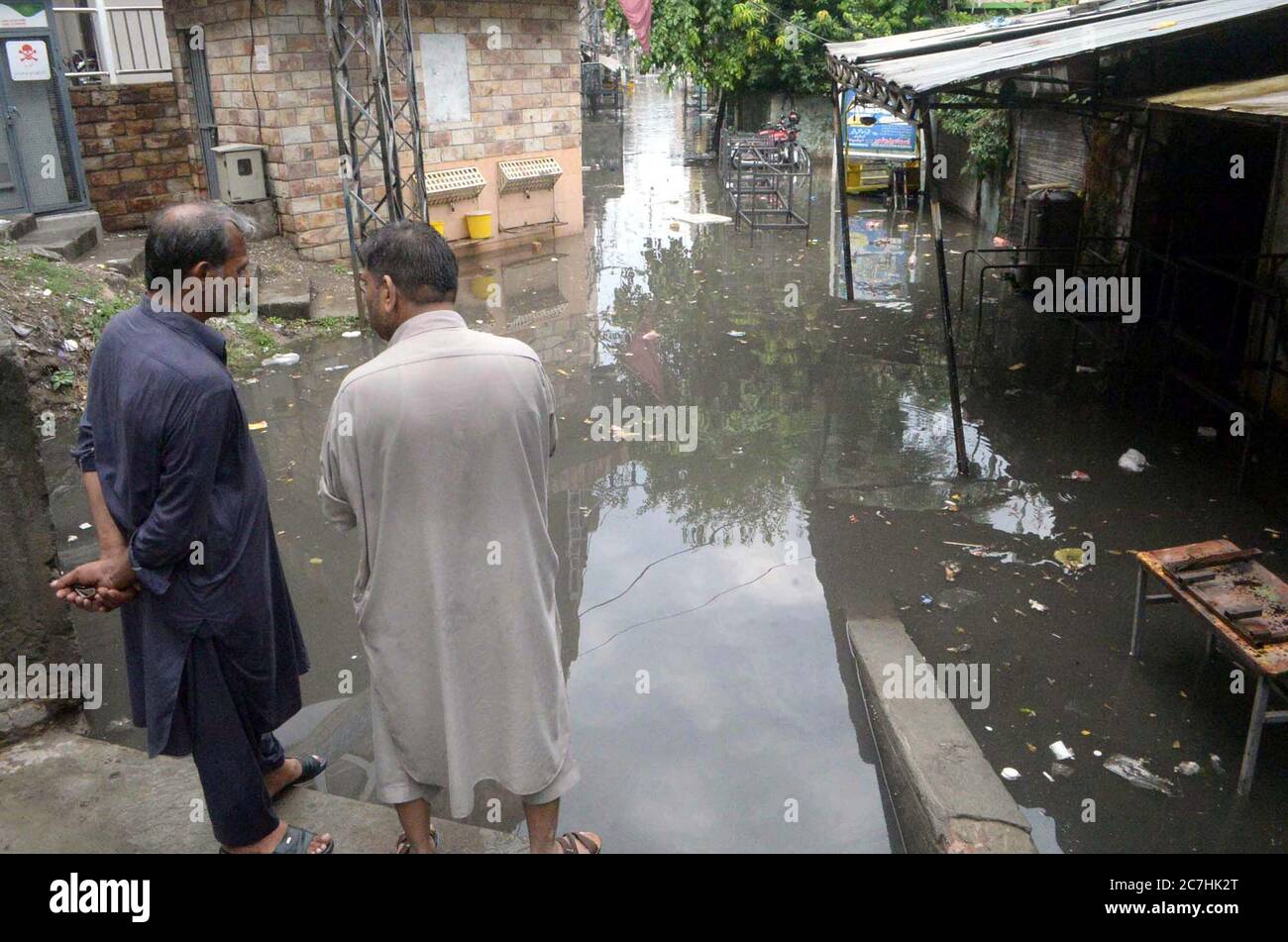 Rawalpindi, Pakistan. 17 juillet 2020. Vue de l'eau de pluie stagnante après le déversage de la saison de mousson qui crée des problèmes pour les navetteurs, montrant la négligence du département concerné, à Rawalpindi le vendredi 17 juillet 2020. Credit: Asianet-Pakistan/Alamy Live News Banque D'Images