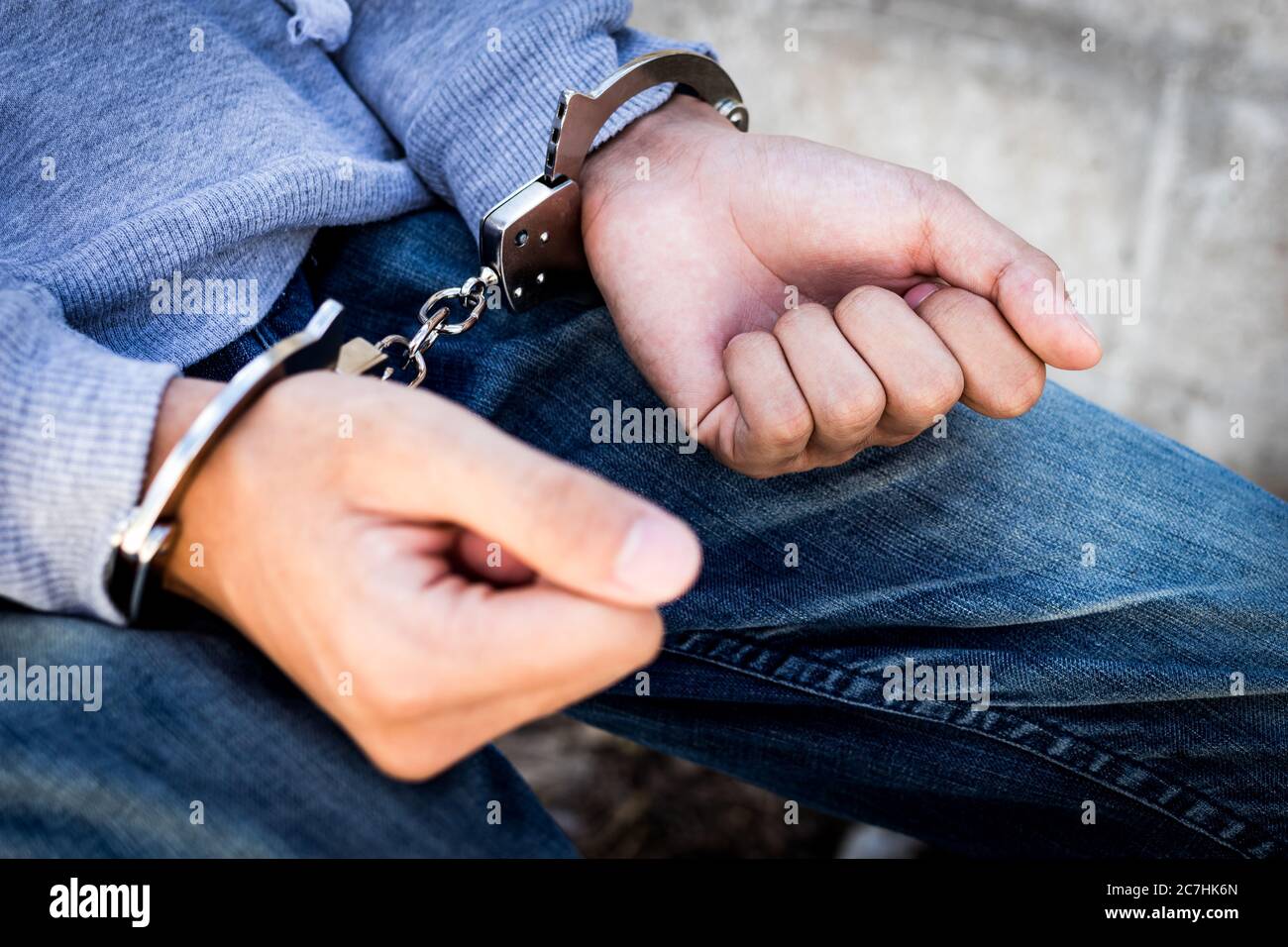 Fermez les mains du prisonnier dans les menottes. Homme arrêté aux mains menottées. Banque D'Images