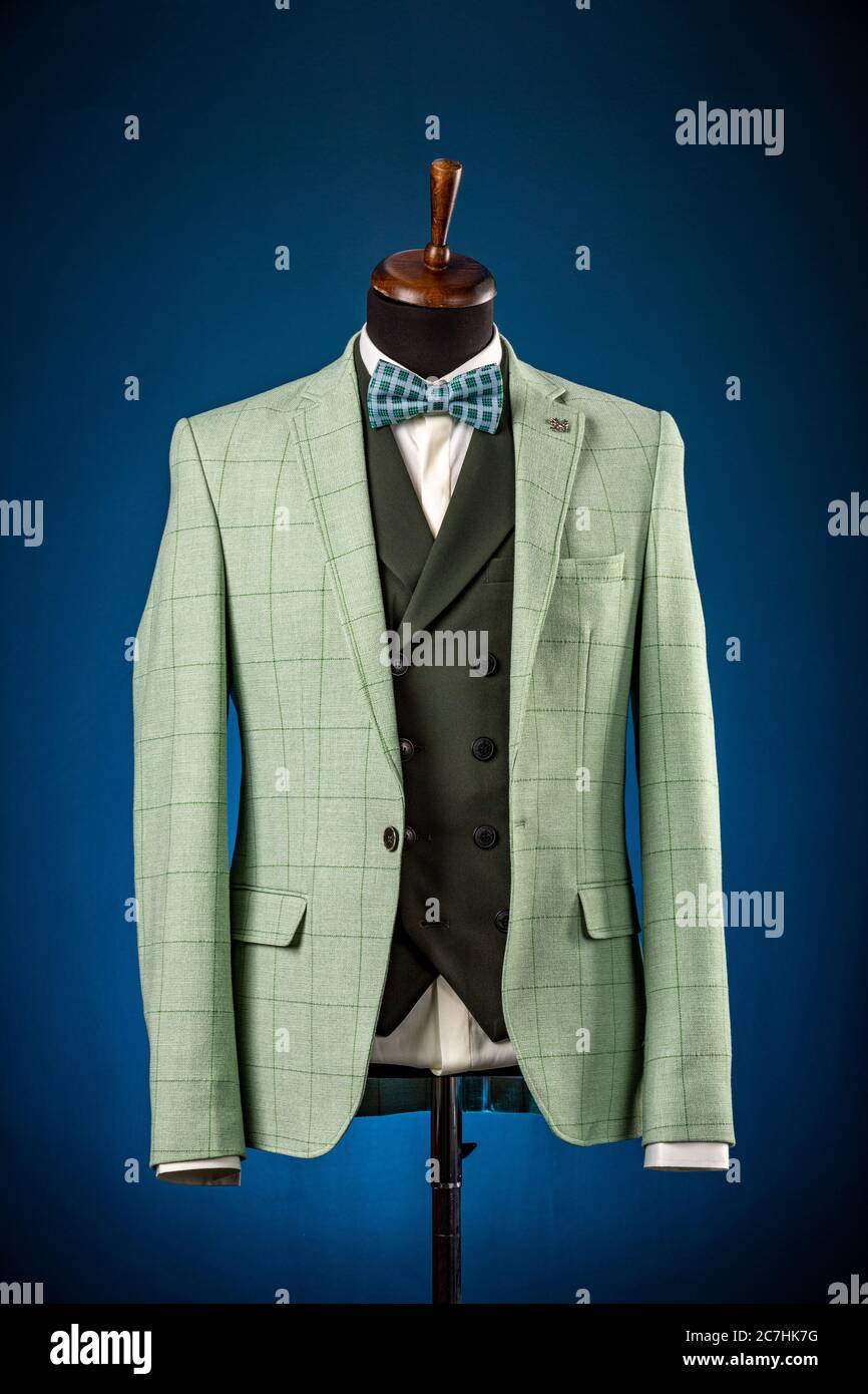 Magnifique Costume De Veste Vert Pour Hommes Avec Gilet Chemise Et Noeud Sur Un Mannequin Ou Un Mannequin Sur Fond Bleu Photo Stock Alamy