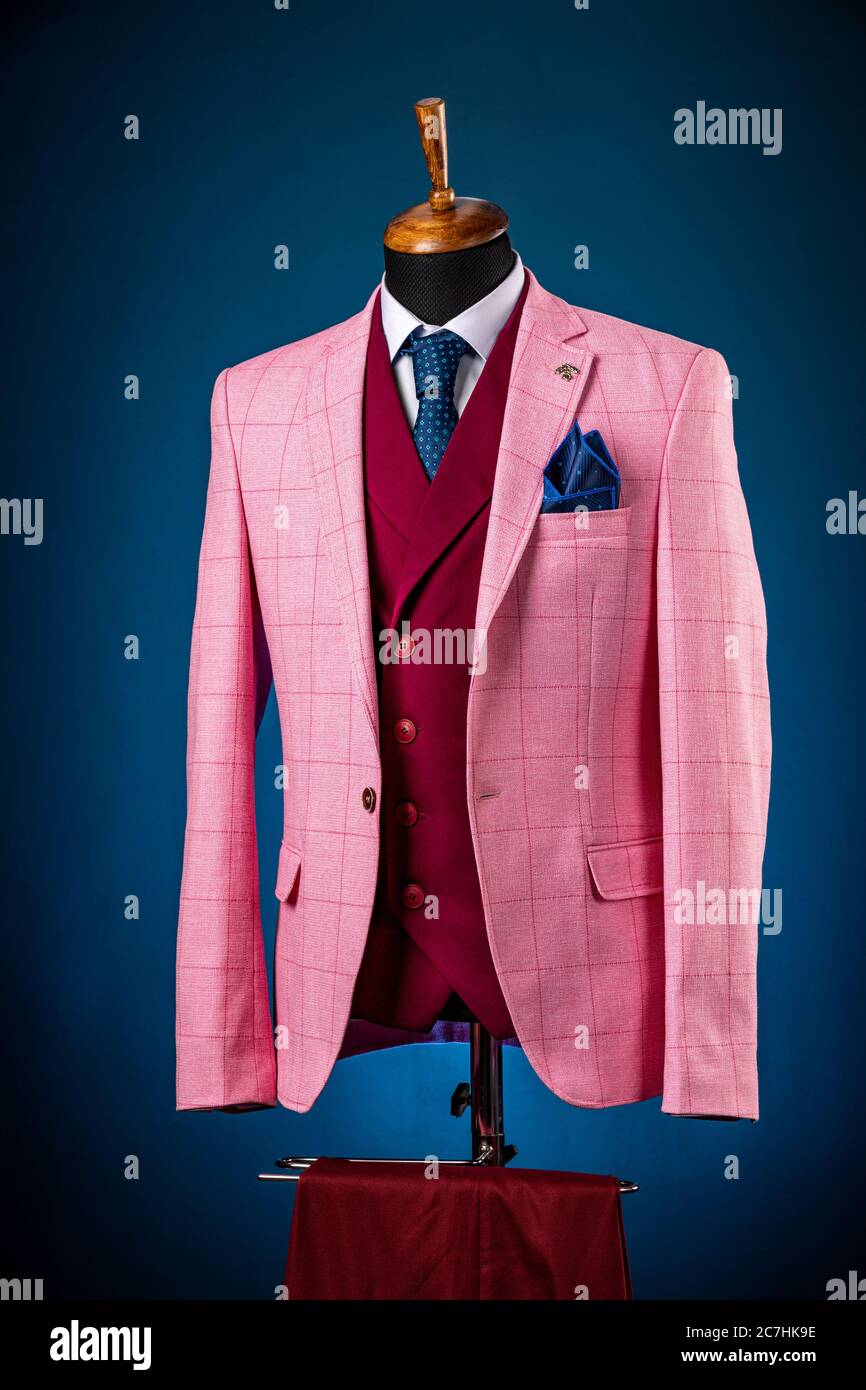 Costume classique de luxe pour homme veste rose à carreaux sur mannequin ou  mannequin sur fond bleu Photo Stock - Alamy