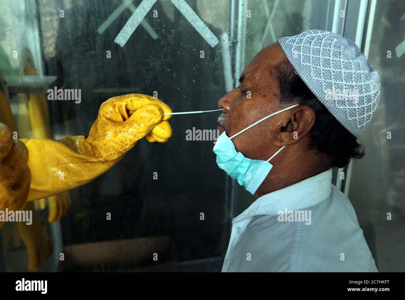 Rawalpindi, Pakistan. 17 juillet 2020. Les responsables de la santé font un échantillon de patients pour le dépistage du coronavirus (COVID-19) à l'hôpital Jinnah de Karachi le vendredi 17 juillet 2020. Credit: Asianet-Pakistan/Alamy Live News Banque D'Images