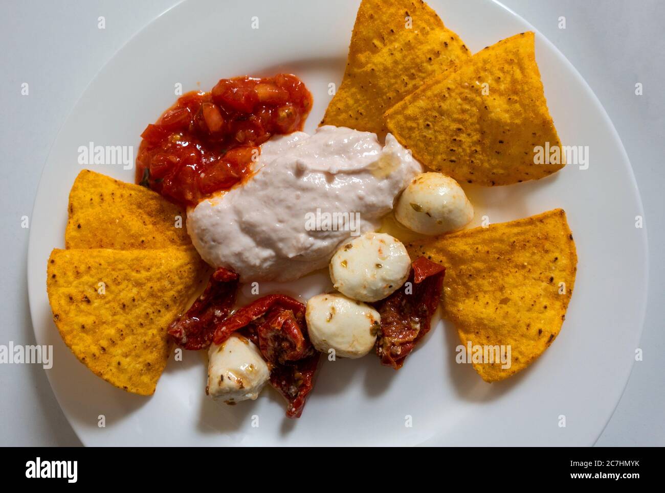 Antipasti de taramosalata, salsa de tomate, boules de mozzarella, tomates, et nachos Banque D'Images